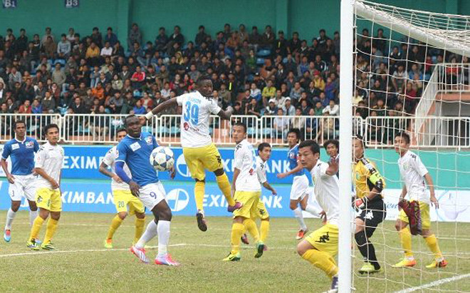 HAGL (áo xanh) trong trận thua Hà Nội T&T. Ảnh: Goal