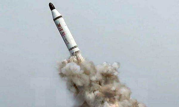 Triều Tiên bắn thử thành công một loại tên lửa đạn đạo phóng từ tàu ngầm. (Ảnh: Yonhap/TTXVN)