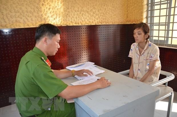 Nghi phạm Đỗ Thị Yến Nhi làm việc với Cơ quan điều tra Công an tỉnh Bến Tre. Ảnh Công Trí/TTXVN