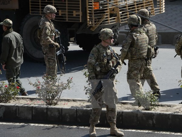 Binh sỹ Mỹ điều tra tại hiện trường một vụ đánh bom ở Kabul, Afghanistan ngày 11/10/2015. (Nguồn: AFP/TTXVN)