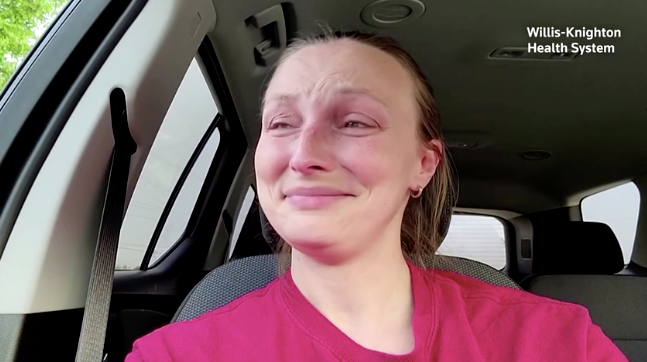 Nichole Atherton vừa khóc về kể về tình trạng các bệnh nhân COVID-19 ở bệnh viện nơi cô đang làm việc. 