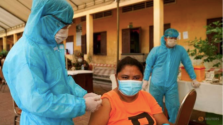 Một người dân ở Phnom Penh, Campuchia, được tiêm vắc-xin ngày 1/5. (Ảnh: Reuters)