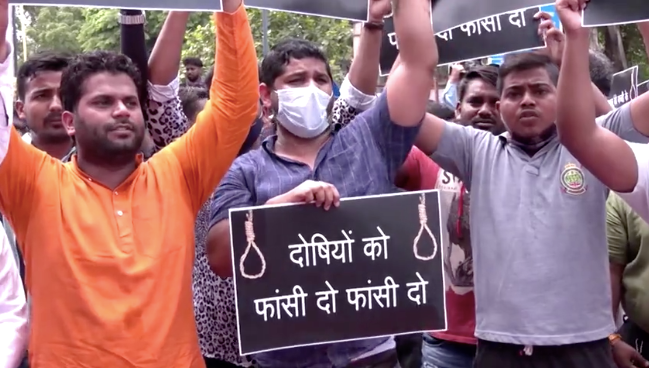 Người biểu tình tập trung bên ngoài lò hoả táng nơi xảy ra vụ án. (Ảnh: Reuters)