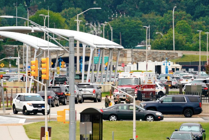 Xe cứu thương có mặt tại hiện trường vụ nổ súng. (Ảnh: AP)