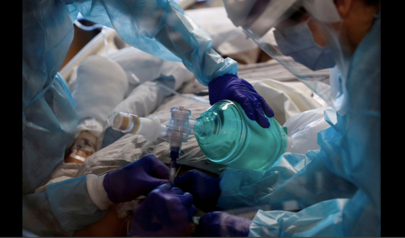 Một bệnh nhân COVID-19 trong phòng chăm sóc tích cực ở Florida. (Ảnh: Reuters)