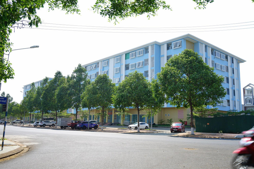 Nhiều ô tô tiền tỷ đậu trước nhà ở xã hội dành cho người thu nhập thấp, khó khăn về nhà ở