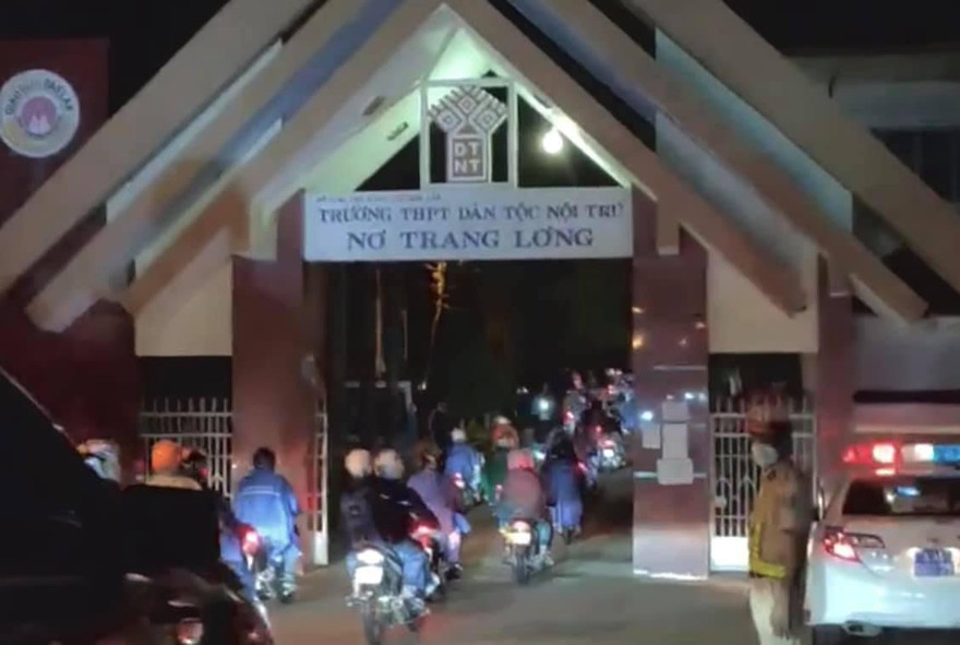 Công dân từ Đồng Nai được đưa về cách ly tại trường học ở TP Buôn Ma Thuột (Đắk Lắk)