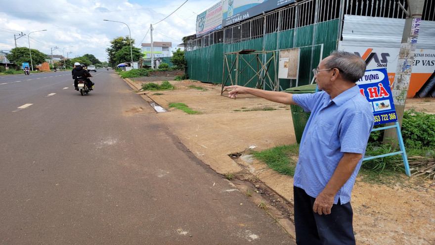 Người dân ở buôn Sút M'gưr bức xúc vì đã giao đất làm Tỉnh lộ 8 suốt 10 năm qua, nhưng đến nay họ vẫn chưa nhận được tiền đền bù