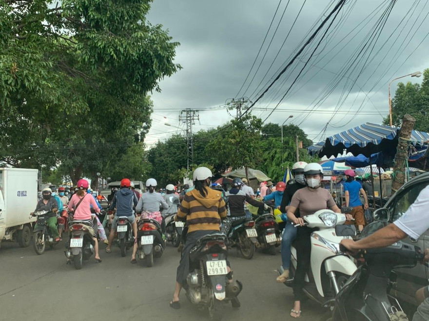 Người mua lẫn người bán đông ở chợ Tân An làm tắc đường