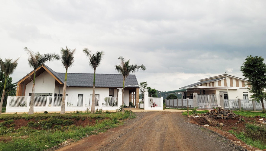 Hai căn nhà này đều xây dựng trái phép, trong đó có căn của ông Trịnh Ngọc Nê (bìa trái)