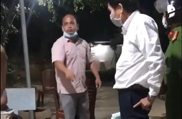 Người đàn ông lớn tiếng thách thức cơ quan chức năng