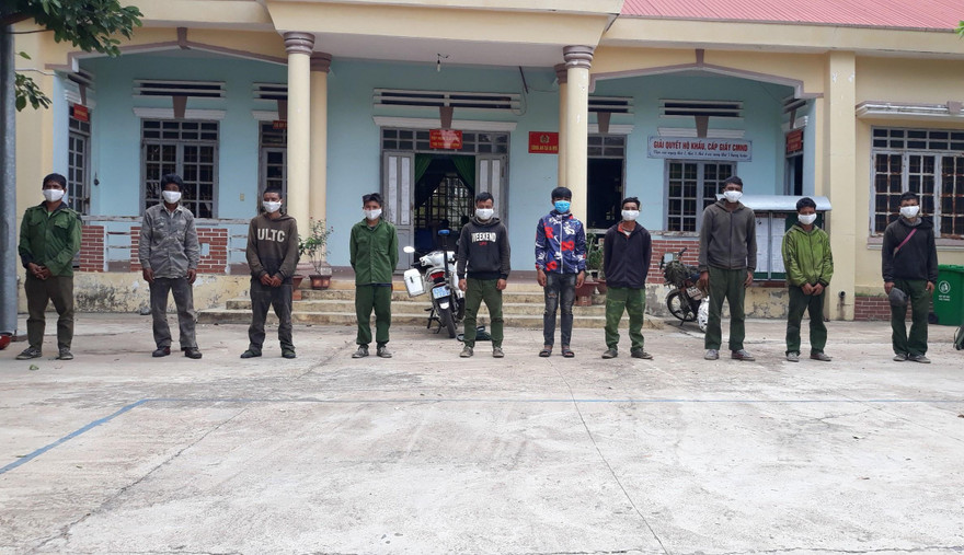 Các đối tượng bị lực lượng biên phòng Ia Rvê tạm giữ 