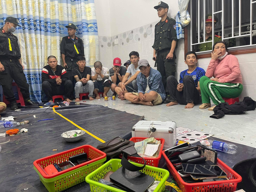 Nhóm đối tượng đánh bạc tại nhà riêng bị bắt quả tang