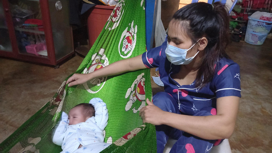 Chị Duên và con nhỏ đang cách ly ở nhà người quen