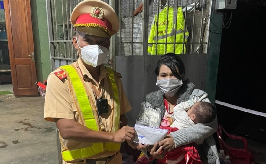 Cán bộ Phòng CSGT Đắk Nông hỗ trợ chị Duyên một số tiền