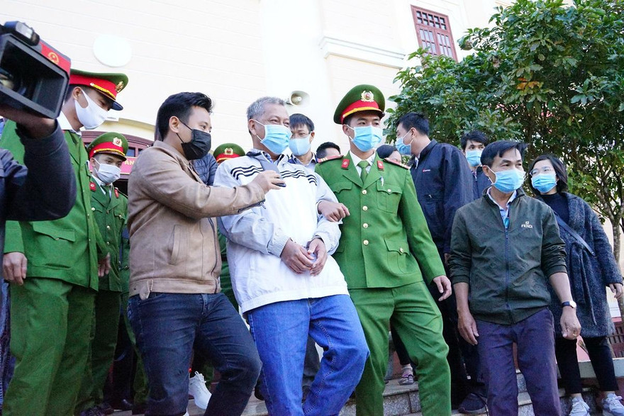 Trịnh Sướng (áo trắng) tại TAND tỉnh Đắk Nông