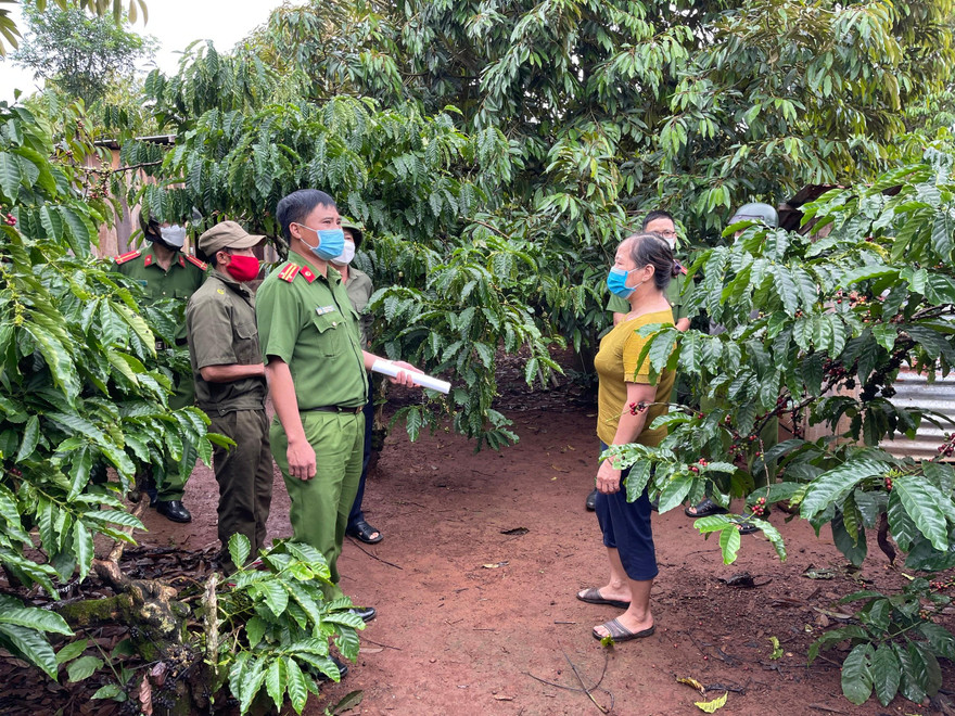 Công an xã Ea Kênh, huyện Krông Pắk tuyên truyền để người dân đề phòng các loại tội phạm dịp cuối năm, nhất là nạn trôm nông sản