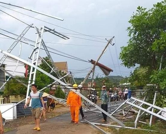 Điện năng lượng mặt trời áp mái của người dân bị gió quật đổ