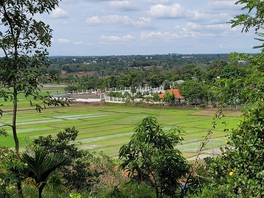 Toàn cảnh nhà của một người dân ở buôn Kŏ Mliâo xây dựng sát ruộng