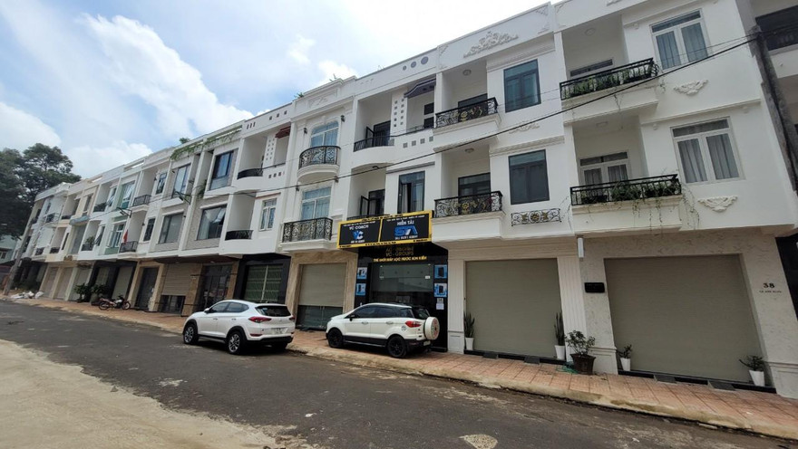 Dù báo Tiền Phong đã có nhiều bài phản ánh để ngăn chặn, nhưng chính quyền địa phương lại làm ngơ cho hành vi phi pháp này của Cty Phú Xuân