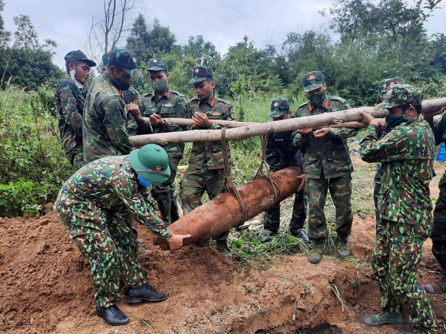 Lực lượng quân đội đưa quả bom MK82 đi hủy nổ an toàn