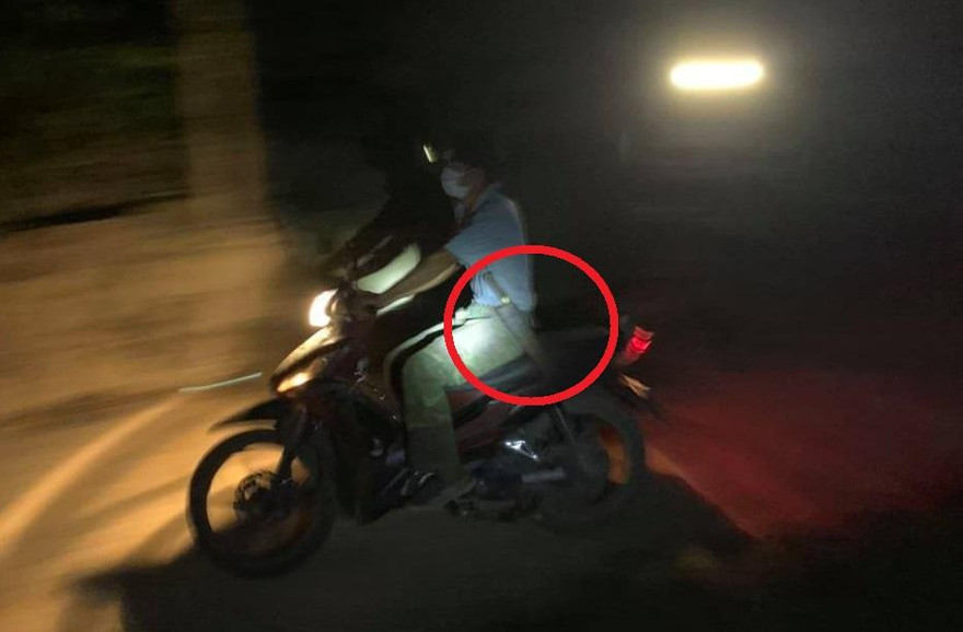 Lâm tặc trang bị hung khí (vòng đỏ) đe dọa lực lượng quản lý bảo vệ rừng Cty lâm nghiệp Ea Kar để cướp gỗ