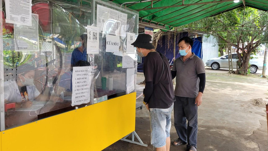 Người dân khai báo tại chốt kiểm soát dịch COVID-19 ở cầu 14, địa phận huyện Cư Jút