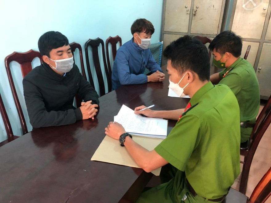 Đạt (áo đen) và Duy tại cơ quan điều tra