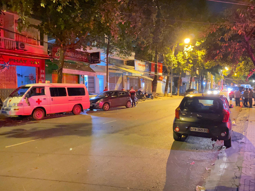 Cơ quan chức năng huy động người và phương tiện phun khử khuẩn tại Văn phòng nhà xe Tiến Oanh ở đường Hai Bà Trưng, TP Buôn Ma Thuột