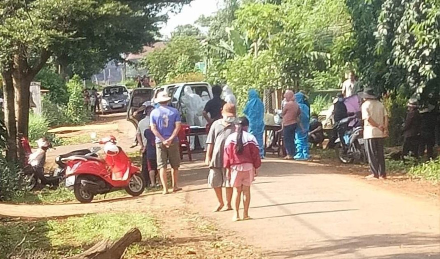 Cơ quan chức năng lấy mẫu xét nghiệm ở thôn 6, xã Cư Êbua