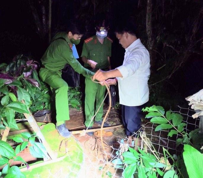 Công an khám nghiệm hiện trường trong đêm