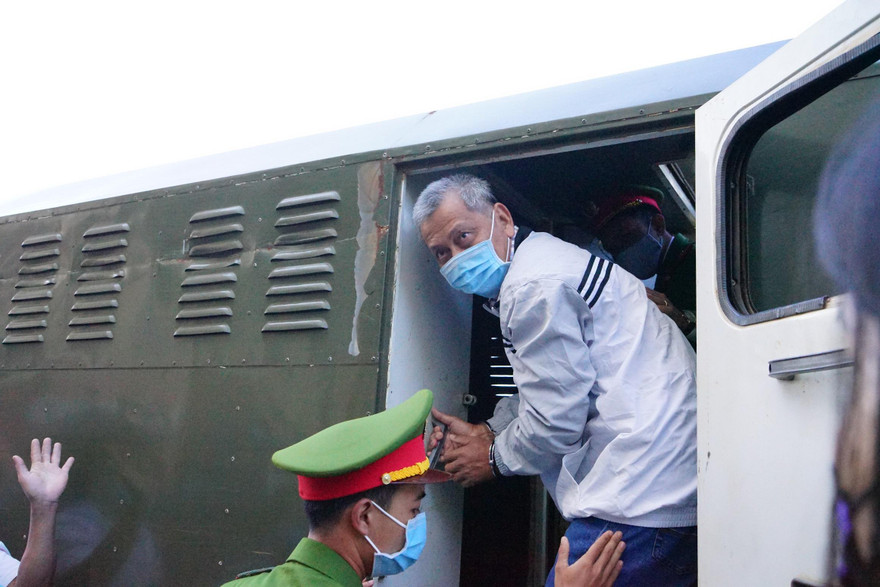 Dẫn giải Trịnh Sướng ra xe chở phạm nhân