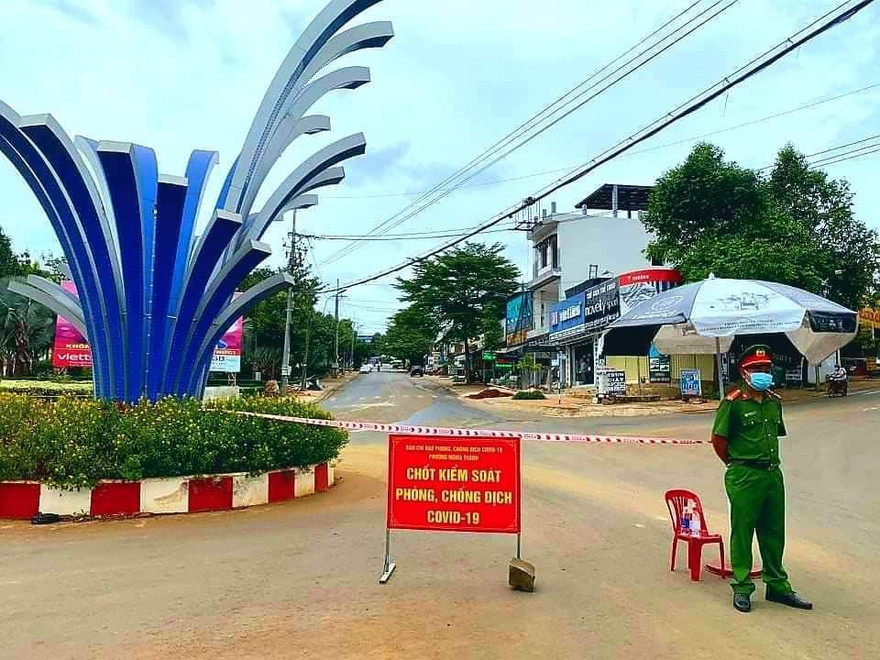 Chốt phòng dịch vào trung tâm TP Gia Nghĩa . Ảnh: A.N
