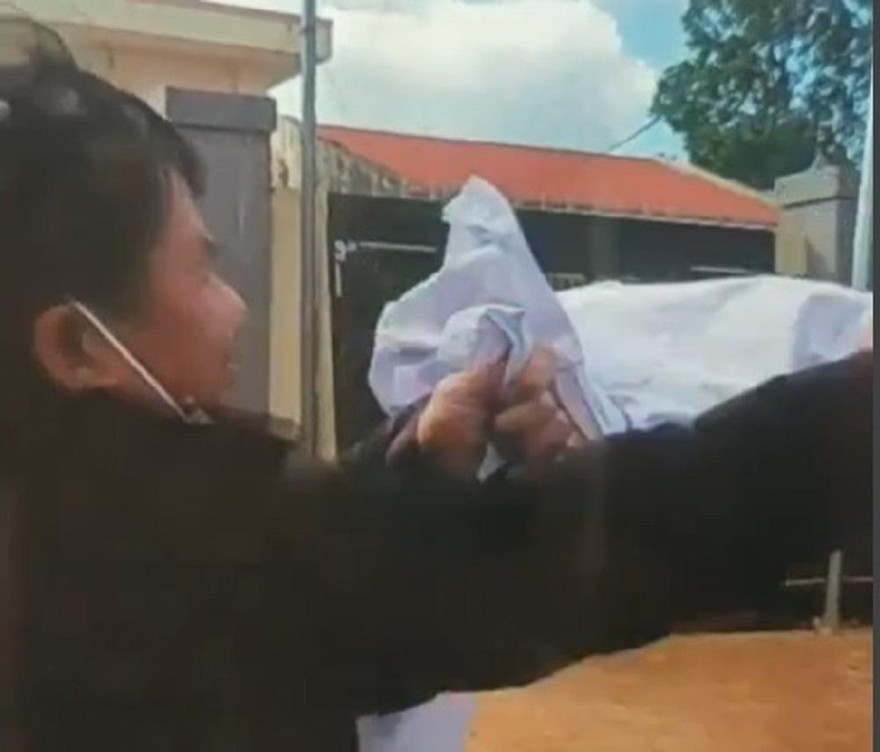 Nam nhân viên y tế xé áo blue trắng trước cổng Trạm Y tế xã Cư Né