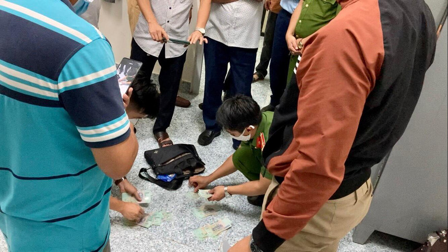 Công an kiểm đếm số tiền tại phòng làm việc của Đội Quản lý thị trường số 1