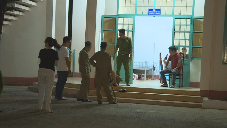 Công an đưa 4 đối tượng về trụ sở làm việc