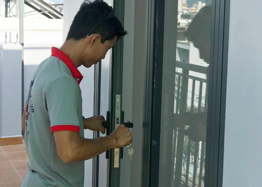 Sau khi bị chấm dứt HĐLĐ, thầy Dương đi làm nghề cửa sắt