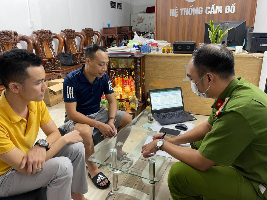 Công an làm việc với các đối tượng