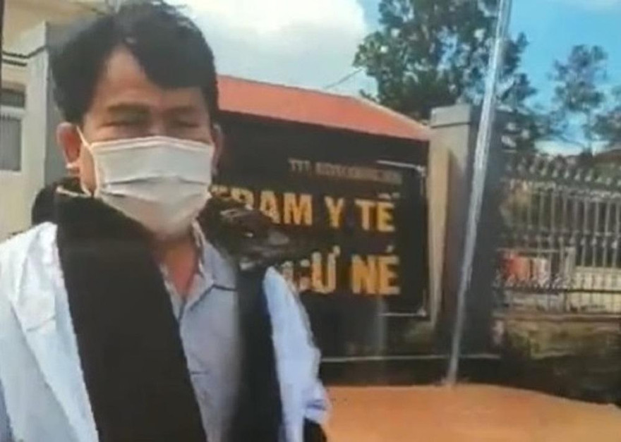Anh Ph.H.T. trước cổng Trạm Y tế xã Cư Né