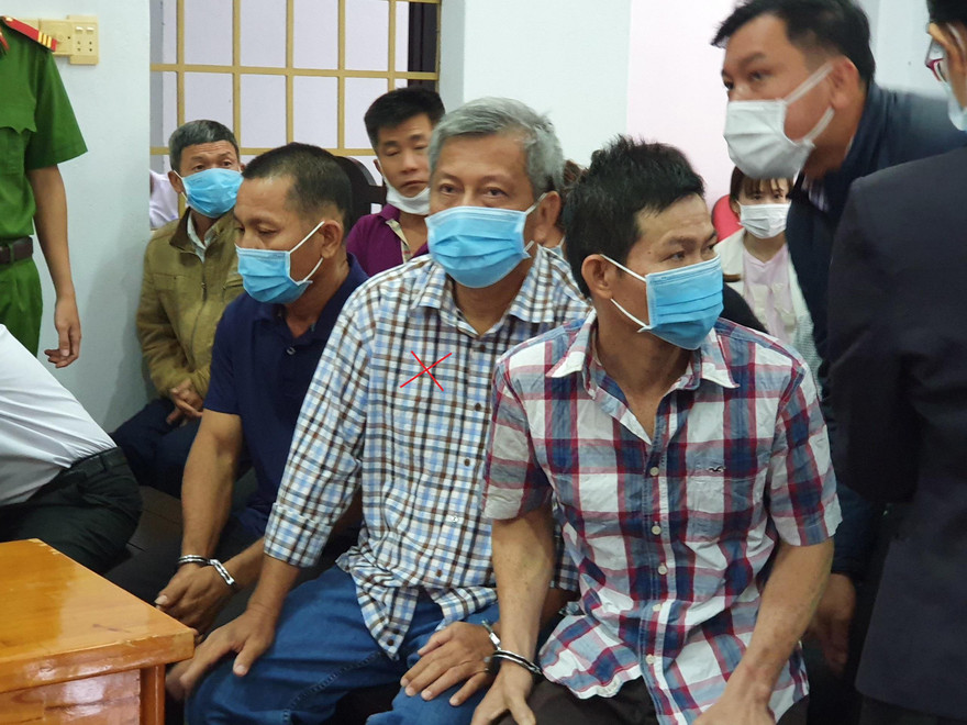 Trịnh Sướng (dấu X) và các bị cáo trong vụ án “Sản xuất, buôn bán hàng giả”