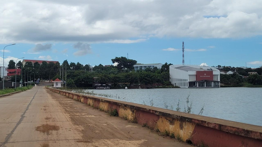 Phần đất quy hoạch đất Công viên cây xanh hồ Tân An, nhưng lại cấp sổ đỏ (đất thương mại dịch vụ) cho cá nhân thuê 50 năm