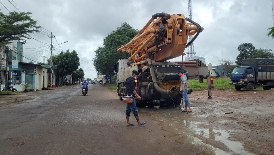 Tài xế công ty bê tông Long Phát xả chất bẩn ra đường Phan Huy Chú