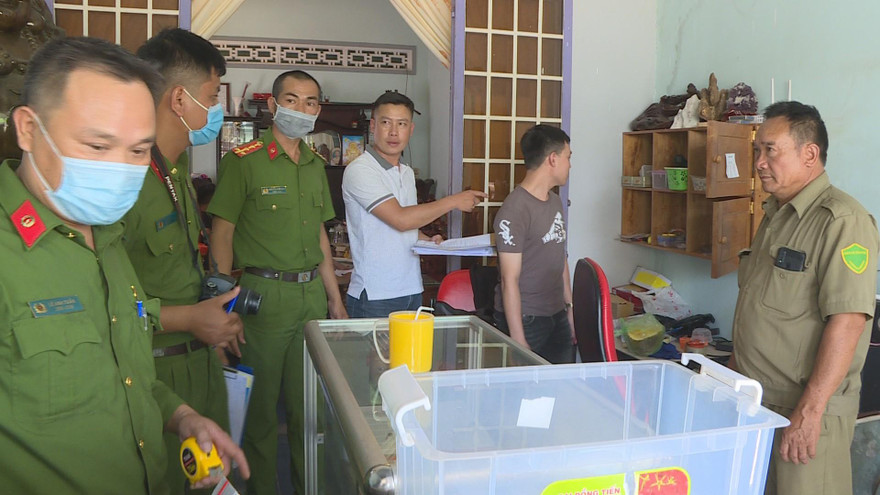 Công an kiểm tra nhà ở của Tùng