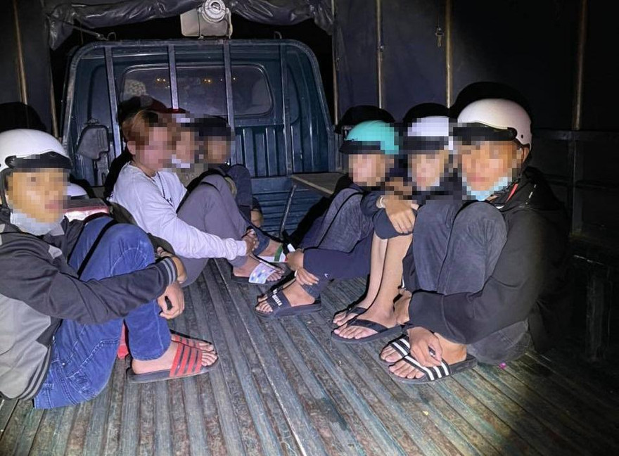 Công an đưa nhóm học sinh, thanh thiếu niên hỗn chiến trong đêm về trụ sở