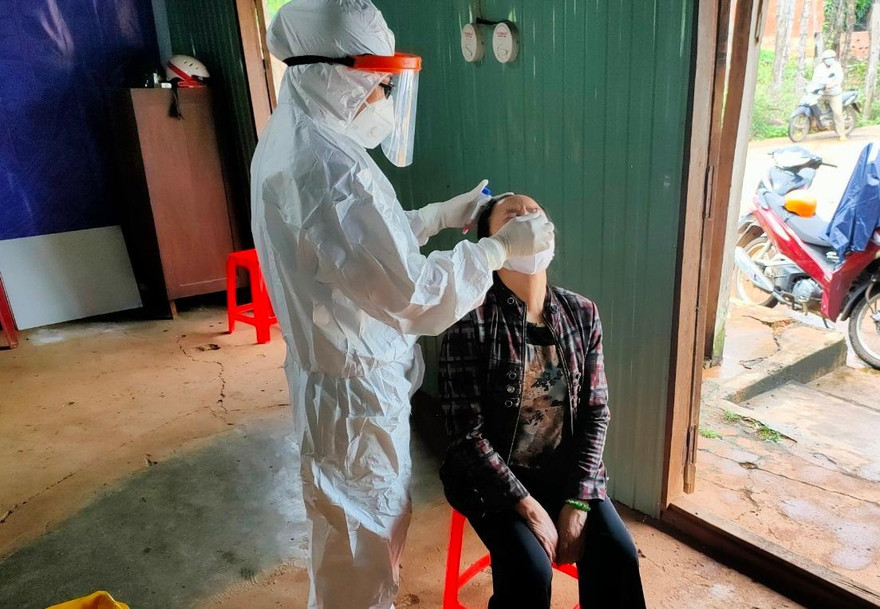 Cơ quan chức năng lấy mẫu xét nghiệm những trường hợp liên quan đến 5 ca bệnh