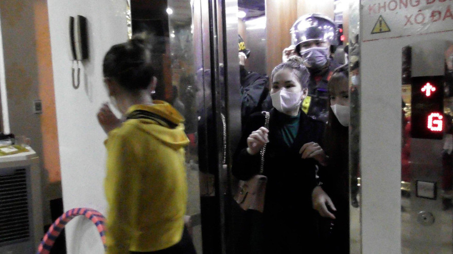 Cơ quan chức năng phát hiện nhiều nam nữ đi hát karaoke