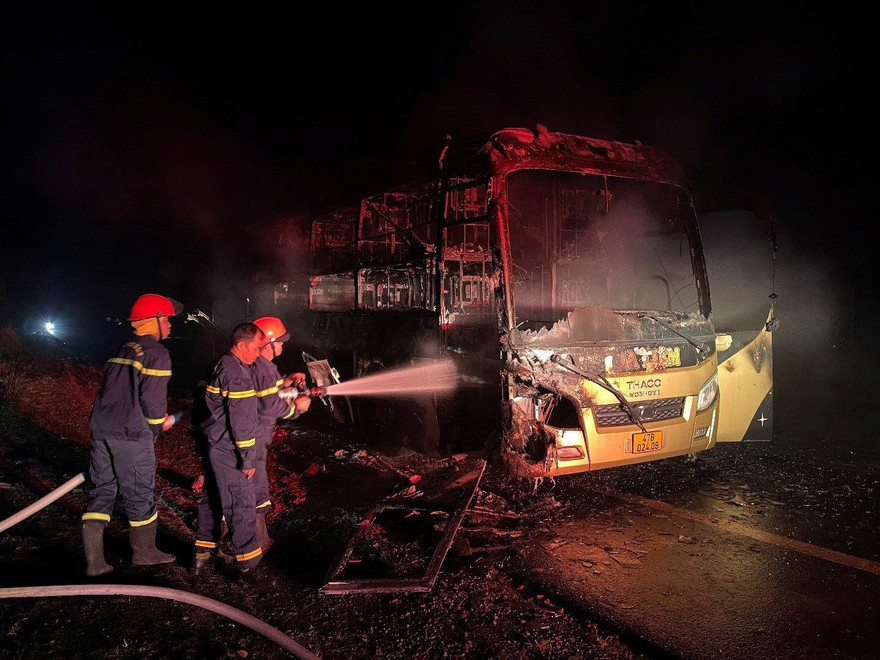 Chiếc xe khách bị cháy trơ khung