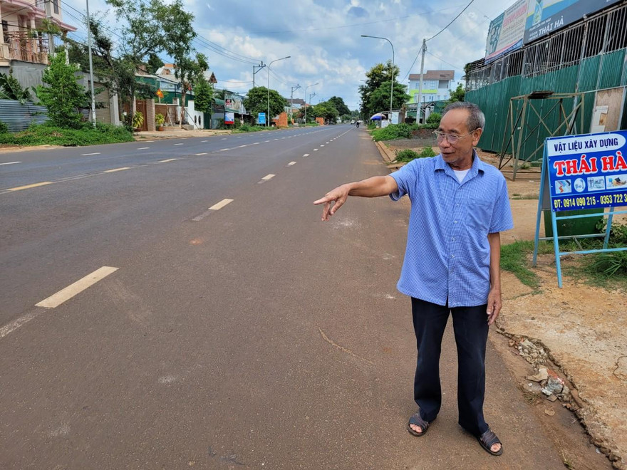 Người dân ở buôn Sút M’gư, xã Cư Suê bức xúc vì bị ngâm tiền đền bù suốt 10 năm qua