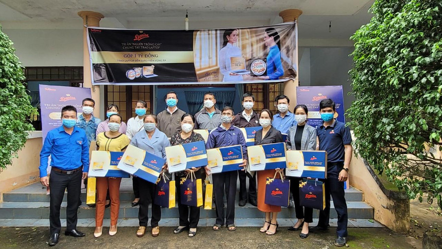 Đại diện báo Tiền Phong và Danisa tặng laptop cho giáo viên ở huyện Buôn Đôn