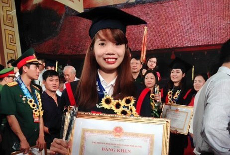 Nữ thủ khoa Bùi Thị Hà tại Lễ tôn vinh thủ khoa năm 2016 ở Văn Miếu - Quốc Tử Giám. Ảnh: NVCC.